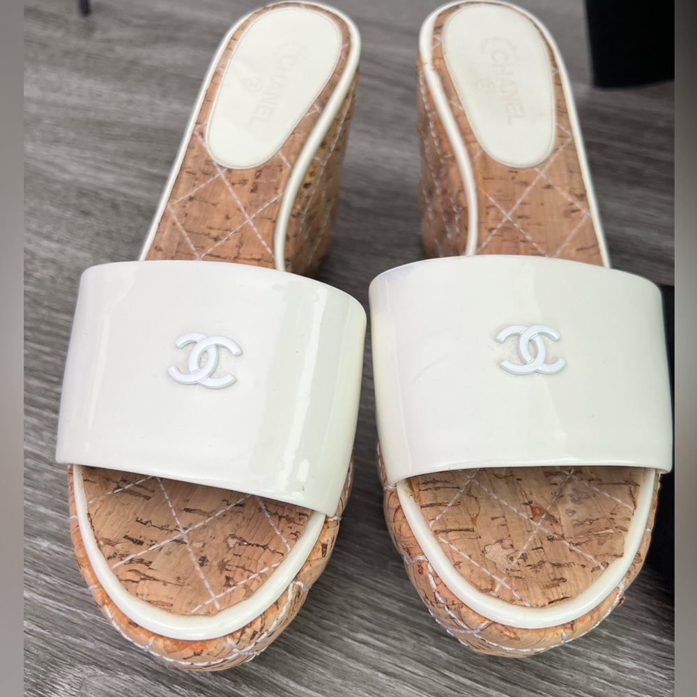 Chanel cork slides tan/ beige cc logo vernis patent leather 39 8.5